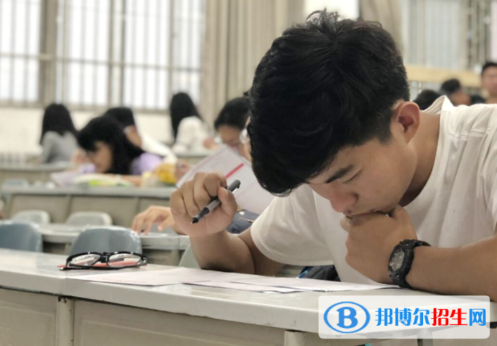 高考满分作文：挑战自我（3篇）
