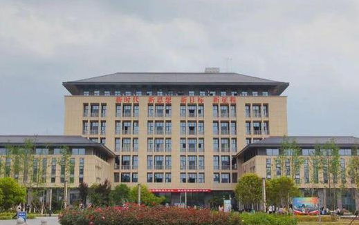 对外经济贸易大学和湖北恩施学院怎么选？哪个好？附分数线