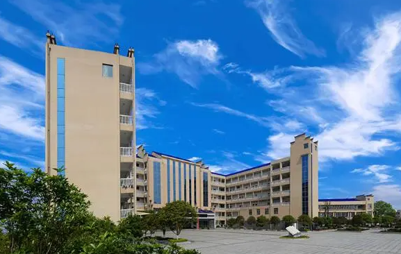 2023年贵州中专学校好还是职高好