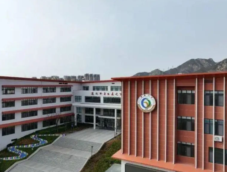 2023年青岛耀中国际学校初中部招生政策