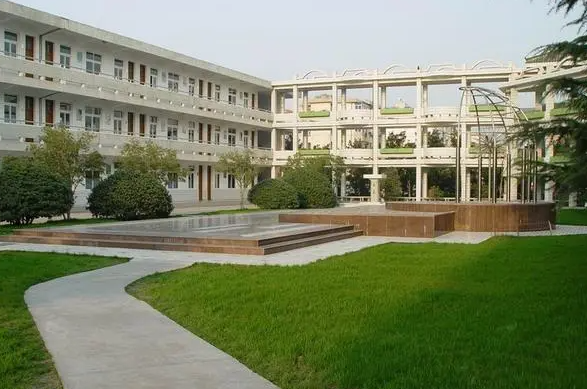江苏省江都中学地址，乘车路线