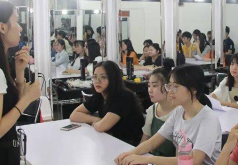 昆明2023年女生适合学的中专专业