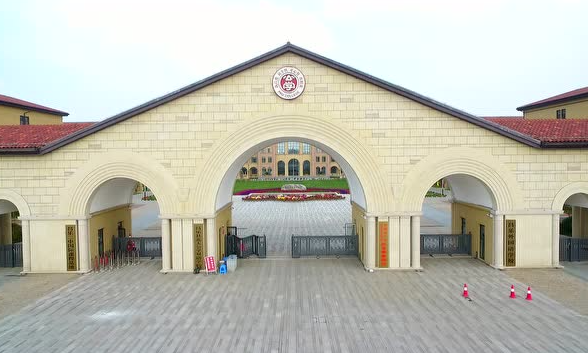 2023年爱博伦国际公学初中部报名时间