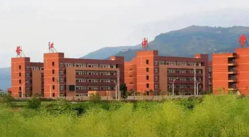 平阳县鳌江中学地址，乘车路线
