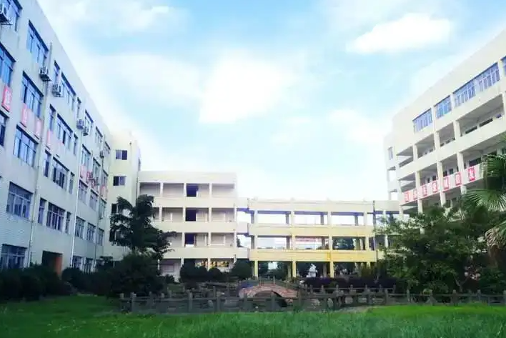 苍南县宜山高级中学地址，乘车路线