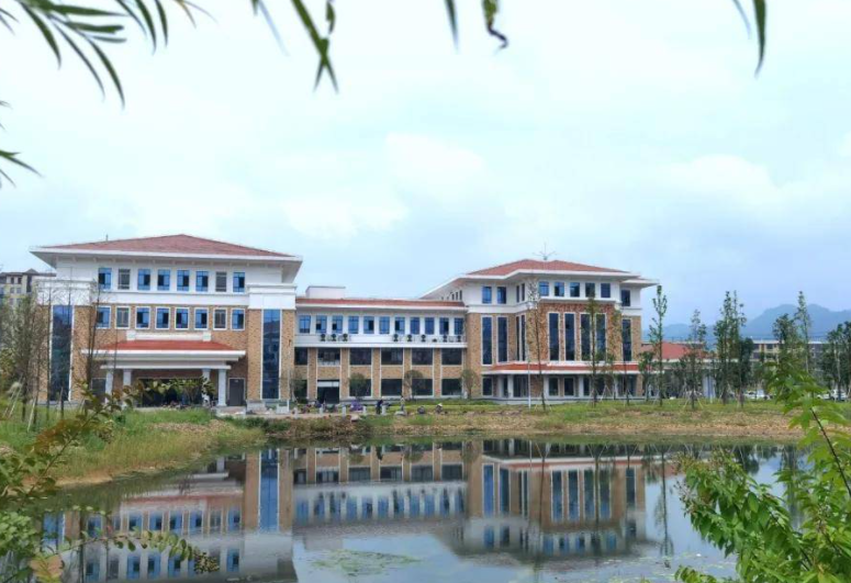 新昌县知新中学地址，乘车路线