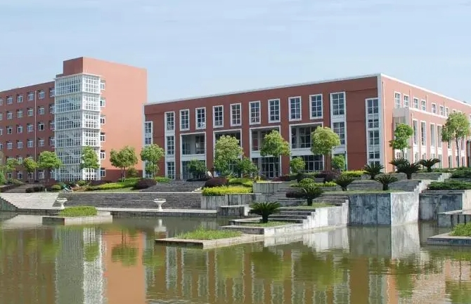 艾青中学地址，乘车路线