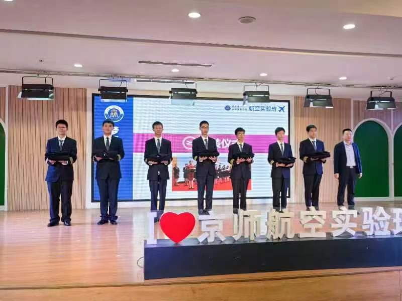 云翔航空副总经理 陈国强 教授为航空实验班学生授装