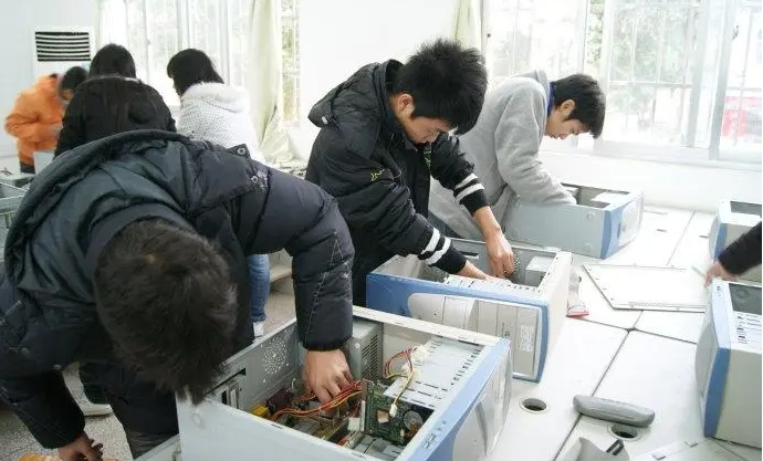 广东2024年男孩子中专读什么专业好