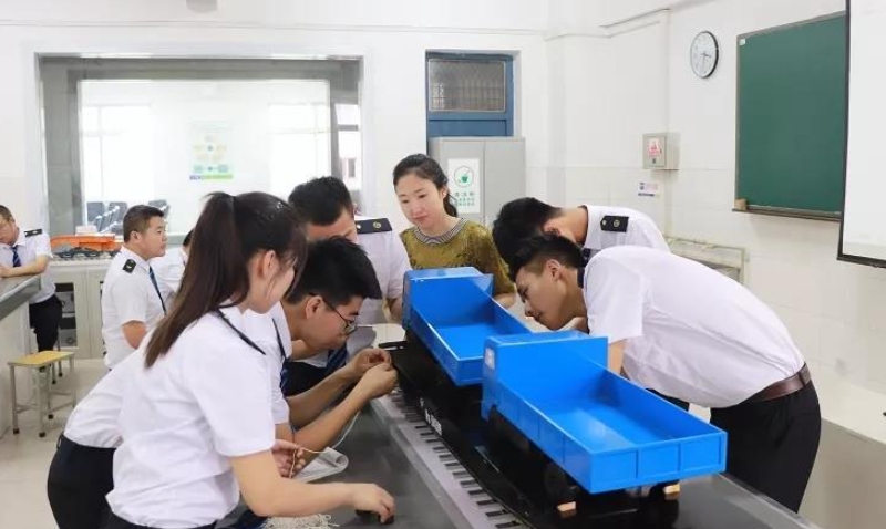 陕西2024年女生学铁路学校好找工作吗