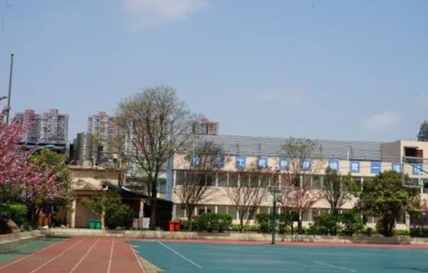 贵州2024年男生读铁路学校好吗