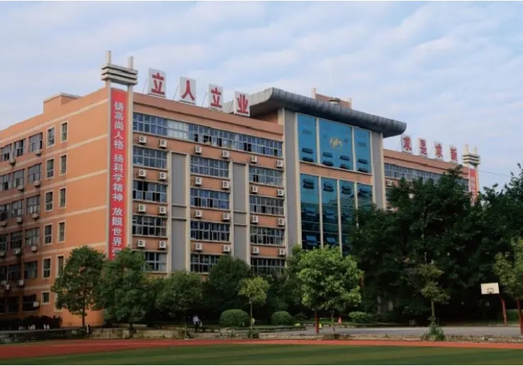 2024铜梁一中多少钱(学费明细)