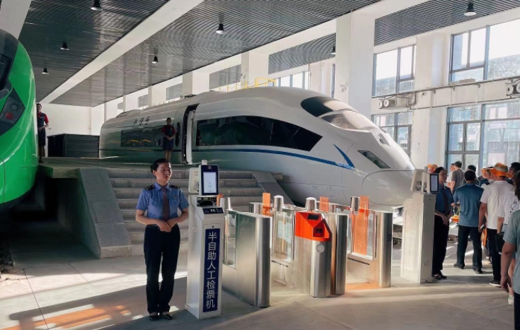 湖北2024年女生读铁路学校学什么专业好