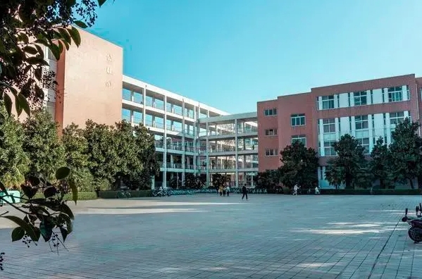 2024河北平山中学多少钱(学费明细)