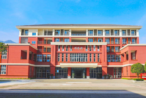 重庆2025年女生学什么铁路学校好