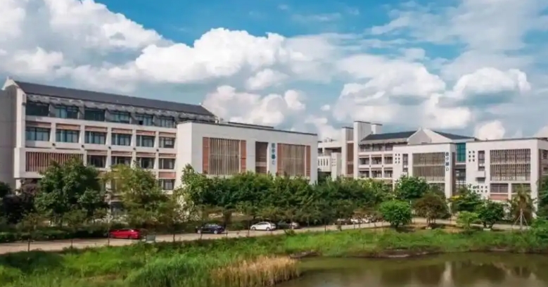 广东2025年上中专学校要多少钱