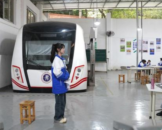 甘肃2025年初中生上铁路学校好吗