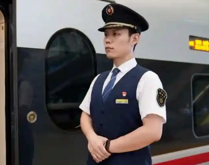 广西2025年男生上铁路学校学什么专业好