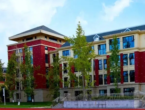 宏德学校地址，乘车路线