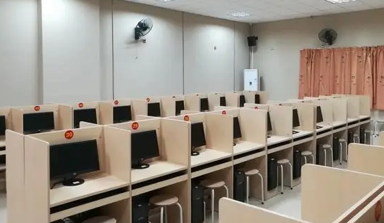 云南财经职业学院师生热议两会